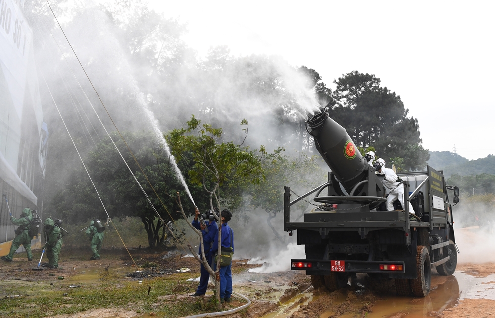 Lực lượng và phương tiện hiện đại nhanh chóng có mặt khống chế, dập tắt vụ cháy.
